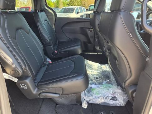 New 2026 Chrysler Pacifica Select FWD image 12