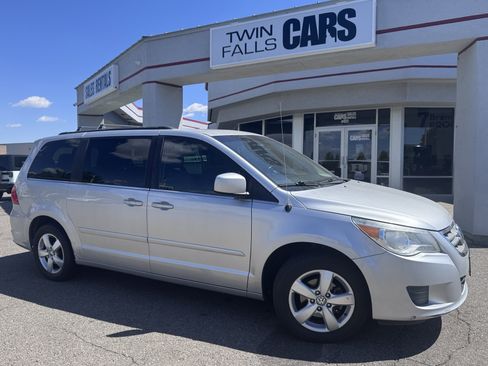 Used 2011 Volkswagen Routan SEL FWD image 2