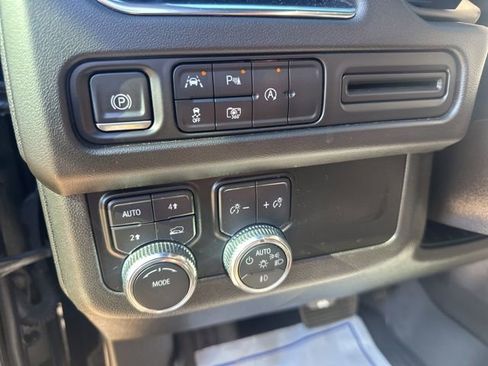 Used 2023 GMC Yukon XL SLT w/ SLT Premium Package image 12