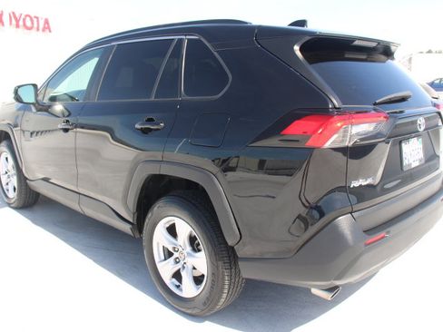 Used 2021 Toyota RAV4 XLE w/ Convenience Package FWD image 5