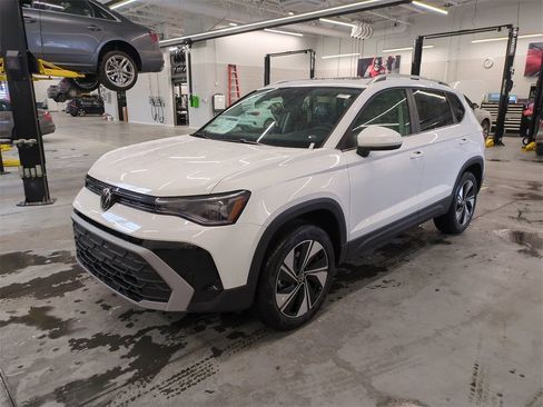 New 2026 Volkswagen Taos SE image 7