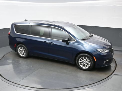 Used 2024 Chrysler Pacifica Touring FWD image 42