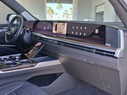 Certified 2025 Cadillac Escalade ESV Sport Platinum AWD/4WD image 17