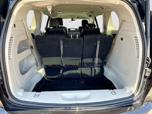 Used 2024 Chrysler Pacifica Touring-L FWD image 12