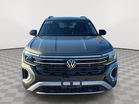 Certified 2025 Volkswagen Atlas Peak Edition SE AWD/4WD image 2