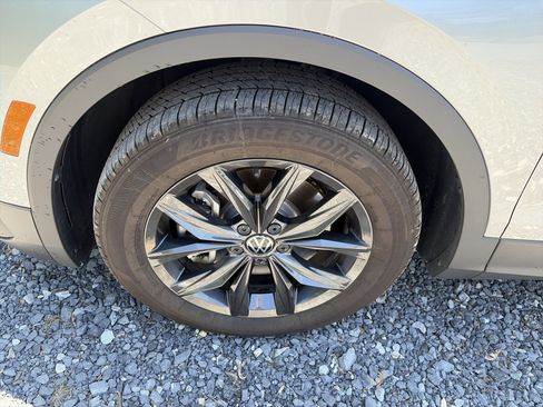 Used 2024 Volkswagen Tiguan SE w/ Panoramic Sunroof Package AWD/4WD image 10