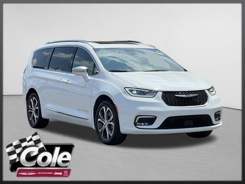 Used 2024 Chrysler Pacifica Pinnacle AWD/4WD image 1