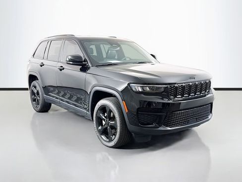 Used 2023 Jeep Grand Cherokee Altitude image 1