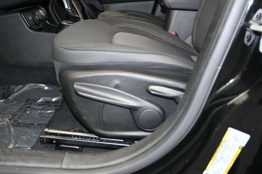 Used 2023 Jeep Renegade Latitude AWD/4WD image 21