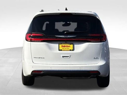 New 2026 Chrysler Pacifica Select image 6