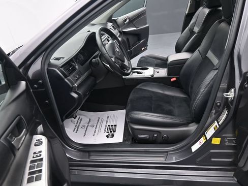 Used 2014 Toyota Camry SE w/ Leather Package FWD image 17