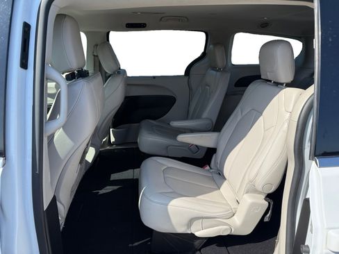 Used 2021 Chrysler Voyager Lxi FWD image 16