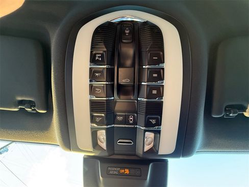 Used 2022 Porsche Macan image 21