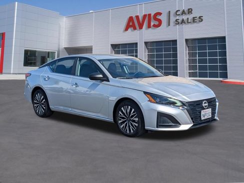 Used 2025 Nissan Altima 2.5 SV FWD image 3