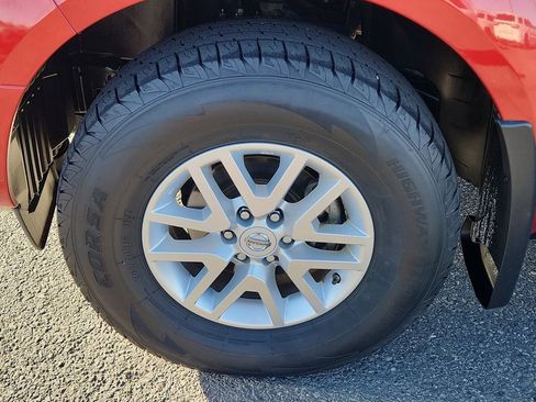 Used 2018 Nissan Frontier SV image 6