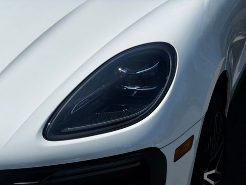 Used 2026 Porsche Macan AWD/4WD image 2