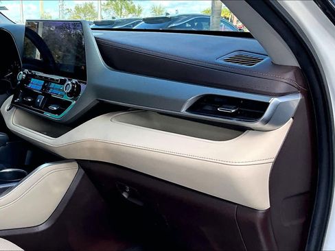 Used 2021 Toyota Highlander Platinum image 18