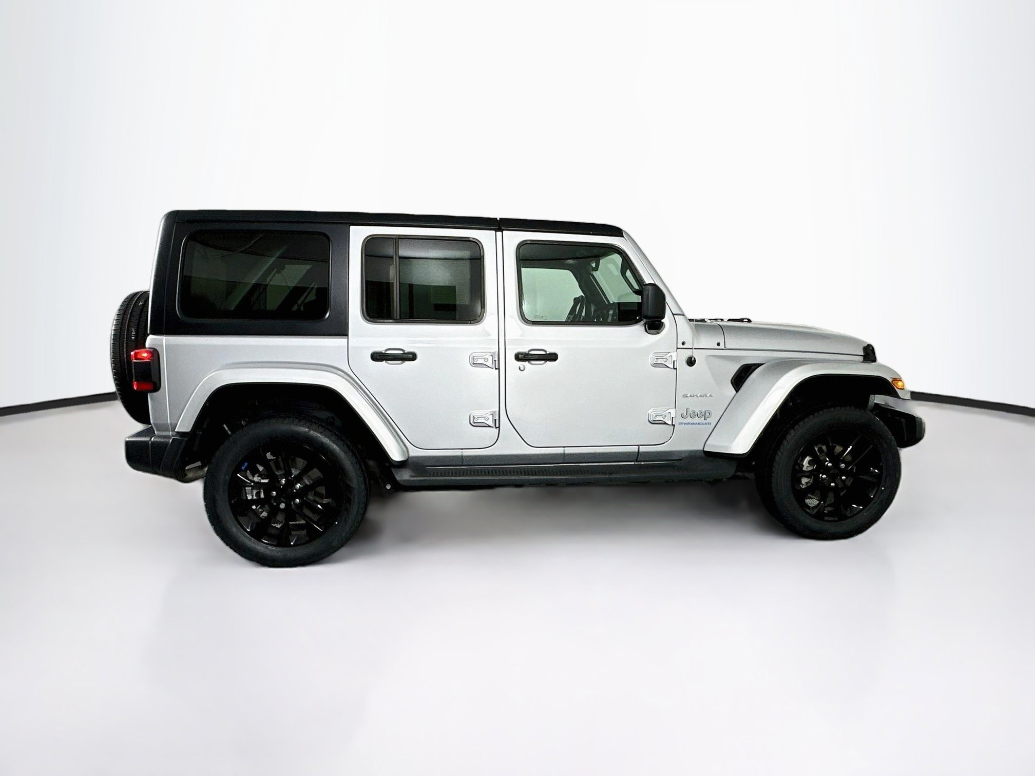 Used 2023 Jeep Wrangler Unlimited Sahara w/ Cold Weather Group AWD/4WD image 10