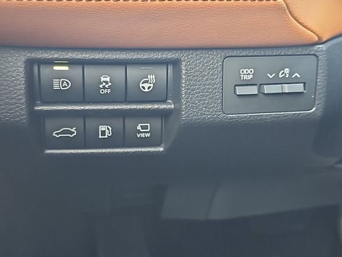 Used 2022 Toyota Avalon Limited image 25