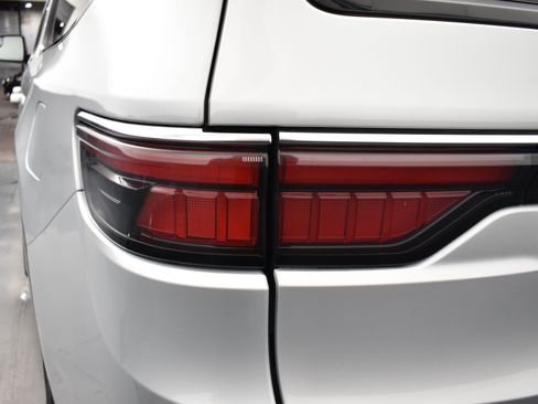 Used 2024 Jeep Wagoneer L 4WD image 7