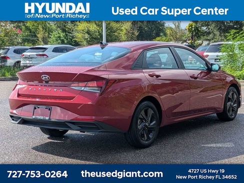 Certified 2023 Hyundai Elantra SEL w/ Preferred Accessory Package FWD image 5