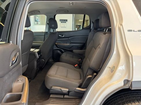 Used 2022 GMC Acadia SLE FWD image 25