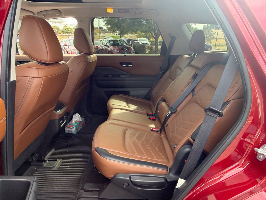 Used 2024 Nissan Pathfinder Platinum w/ Cargo Package AWD/4WD image 7