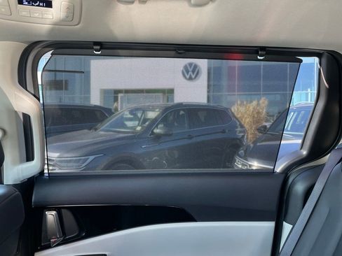 Used 2024 Kia Carnival EX image 8