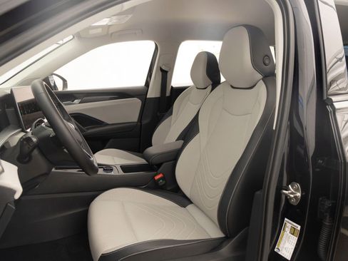 Used 2025 Volkswagen Tiguan SE AWD/4WD image 13