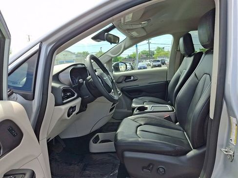 Used 2024 Chrysler Pacifica Touring-L FWD image 13