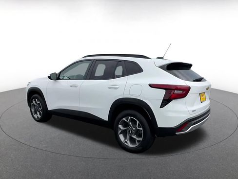 Used 2025 Chevrolet Trax LT FWD image 9