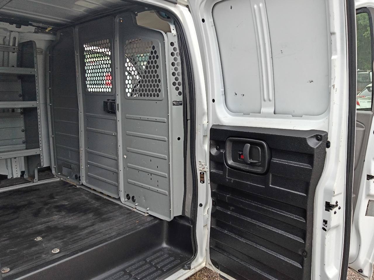 Used 2017 Chevrolet Express 2500 RWD image 18