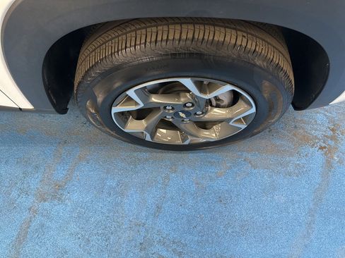 Certified 2025 Chevrolet Trax LT w/ LT Convenience Package image 3