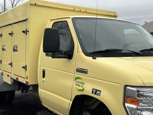 Used 2019 Ford E-450 and Econoline 450 Super Duty w/ Power Windows & Locks Group image 4