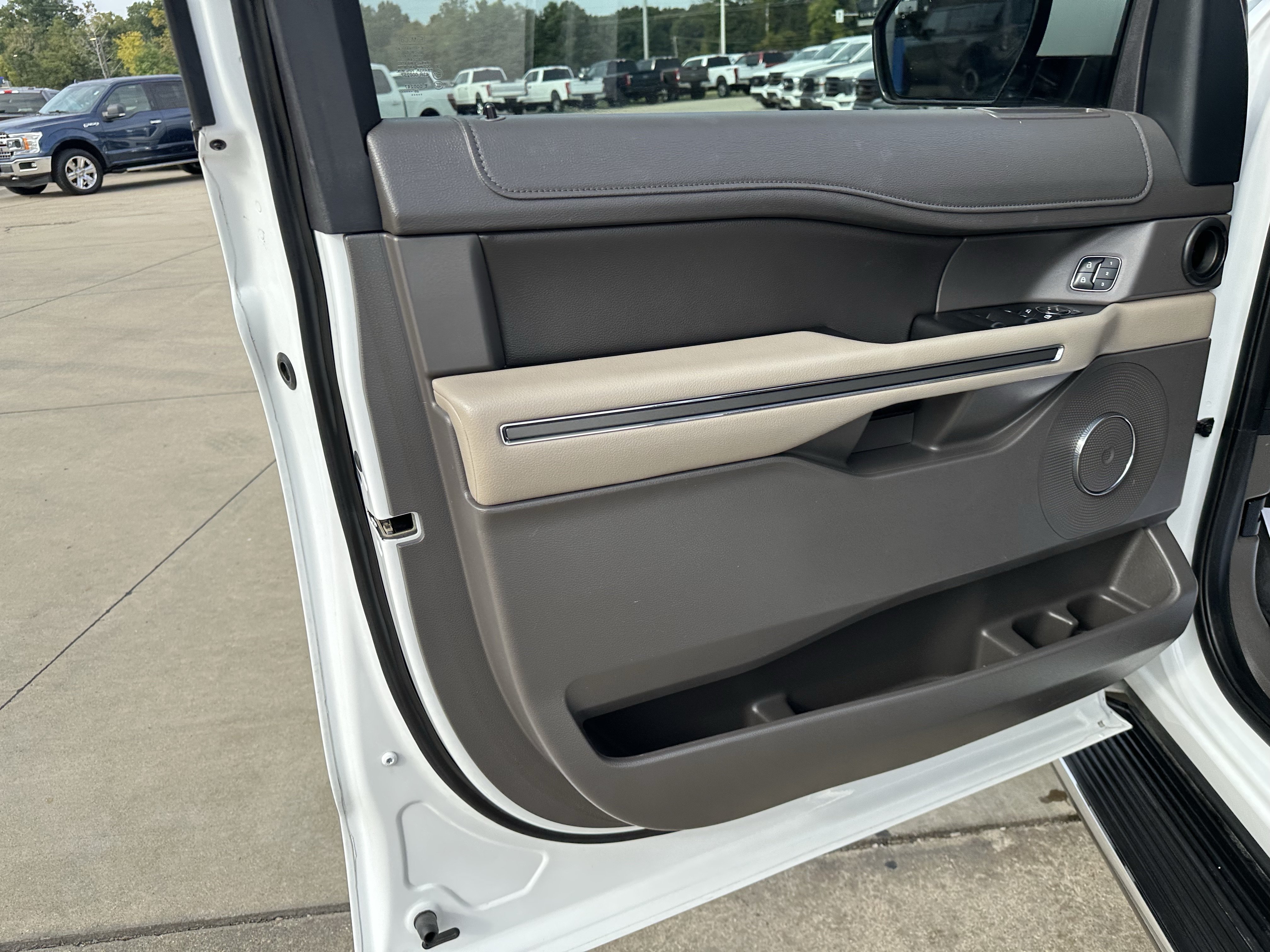 Used 2020 Ford Expedition XLT w/ Equipment Group 202A AWD/4WD image 13