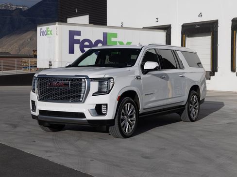 Used 2021 GMC Yukon XL Denali w/ Denali Premium Package image 3