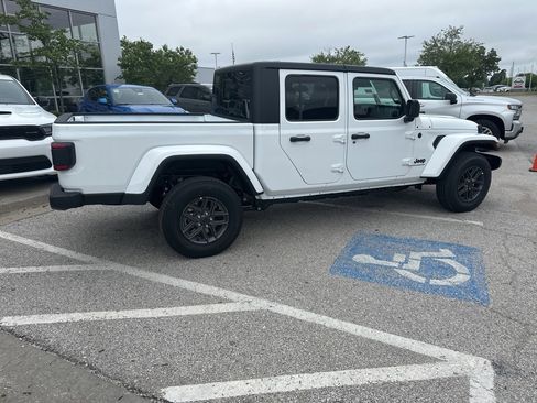 New 2025 Jeep Gladiator Sport image 32