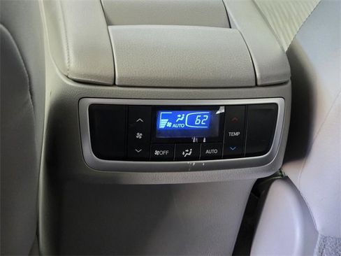 Used 2018 Toyota Highlander LE image 11