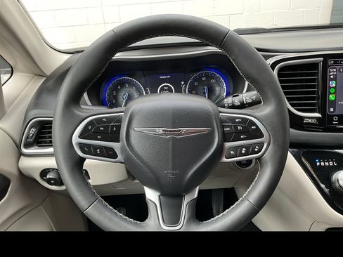 Used 2023 Chrysler Pacifica Touring-L FWD image 3