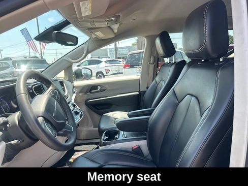 Used 2023 Chrysler Pacifica Touring-L FWD image 10