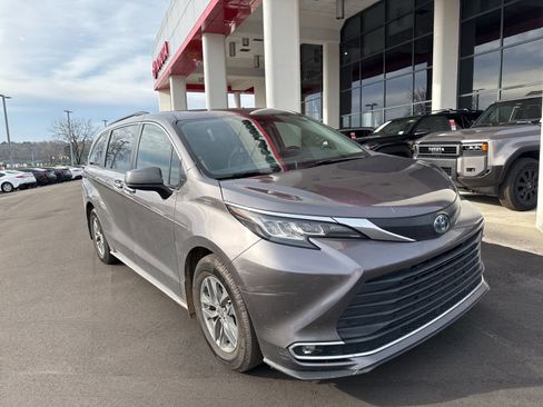 Used 2022 Toyota Sienna XLE image 3