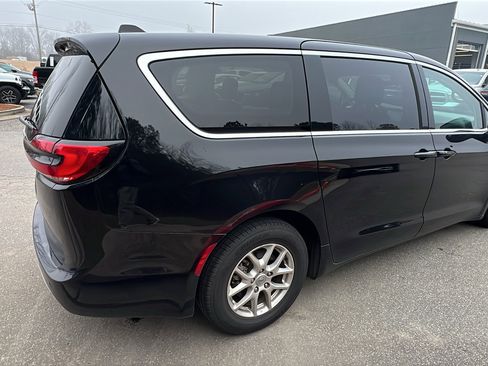 Used 2024 Chrysler Pacifica Touring-L image 8