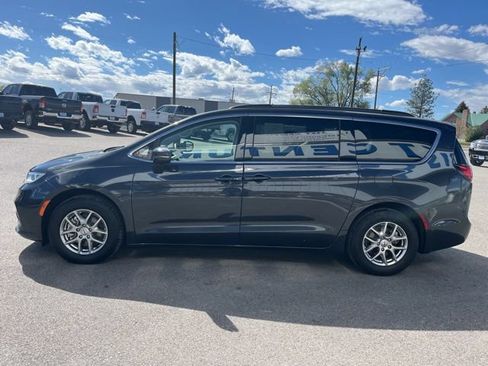 Used 2021 Chrysler Pacifica Touring FWD image 7