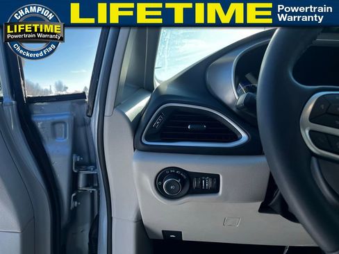 Used 2024 Chrysler Pacifica Touring-L image 21