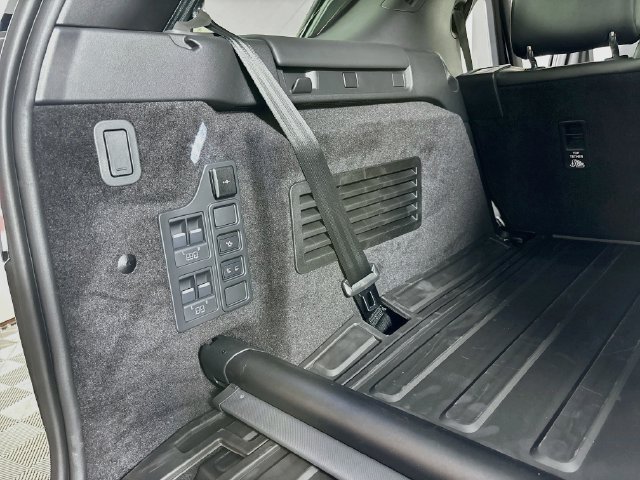 New 2026 Land Rover Discovery Limited Edition AWD/4WD image 24