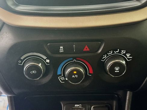 Used 2016 Jeep Cherokee Sport FWD image 19
