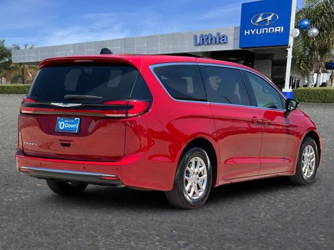 Used 2025 Chrysler Pacifica Select FWD image 3