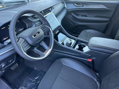 New 2025 Jeep Grand Cherokee Altitude image 10