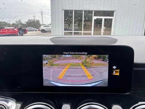 Used 2023 Mercedes-Benz GLB 250 4MATIC w/ Premium Package image 23