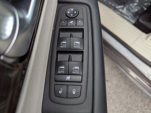 Used 2023 Chrysler Pacifica Limited image 15